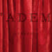 Un rideau de théâtre, rouge en velours. Les mots « l’ADEME présente » sont visibles sur l’image