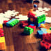 Des jouets en plastique et pièces de puzzle en bois—tous sources de COV.